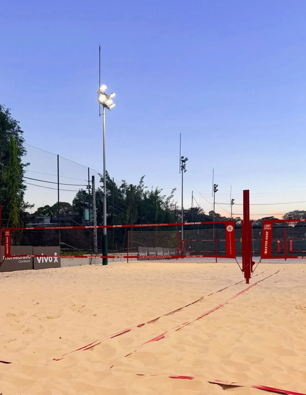 Redes vermelhas e quadras de areia do Club Athletico Paulistano